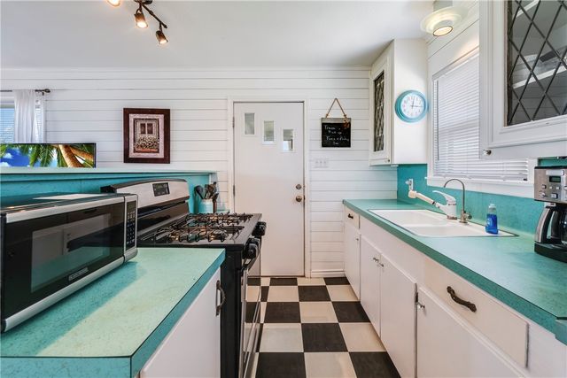 202 Trojan St, Port Aransas, TX 78373