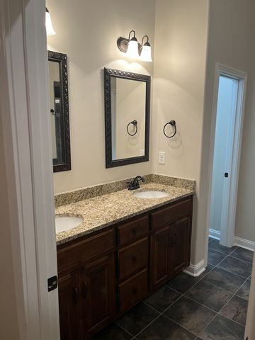 1615 Edgewater Ln, Clarksville, TN 37043