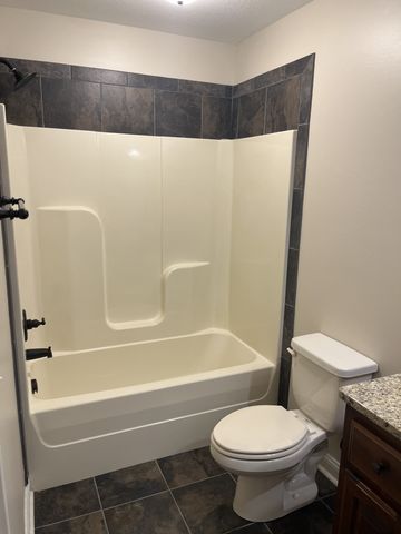 1615 Edgewater Ln, Clarksville, TN 37043