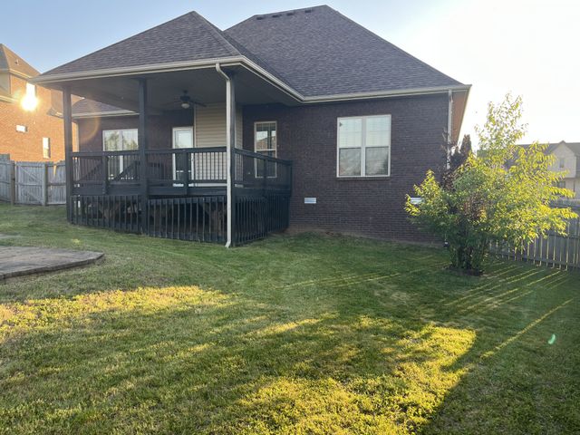 1615 Edgewater Ln, Clarksville, TN 37043