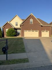 1615 Edgewater Ln, Clarksville, TN 37043