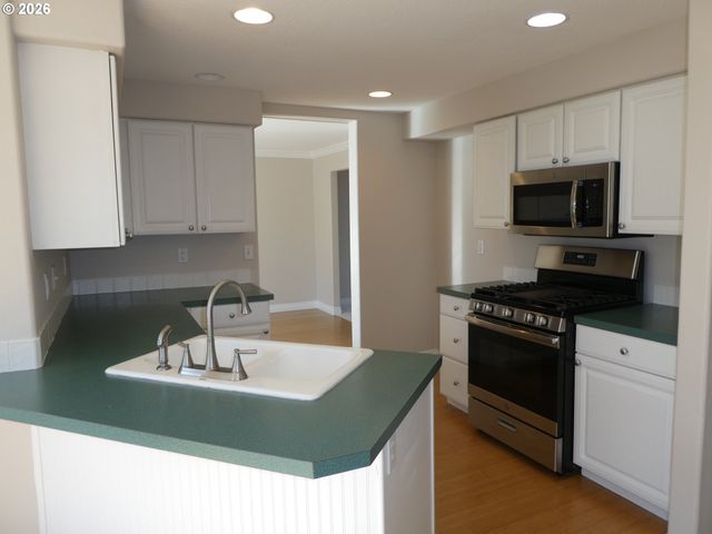 20040 TORREY PINES Dr, Oregon City, OR 97045