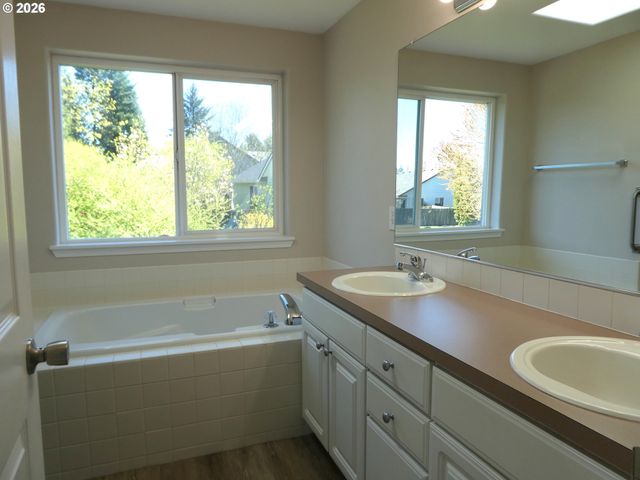 20040 TORREY PINES Dr, Oregon City, OR 97045