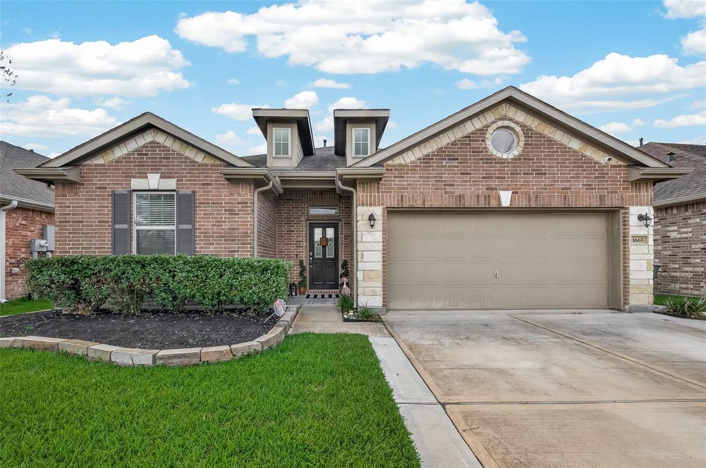 1665 Morgan Trail Drive, Alvin, TX 77511