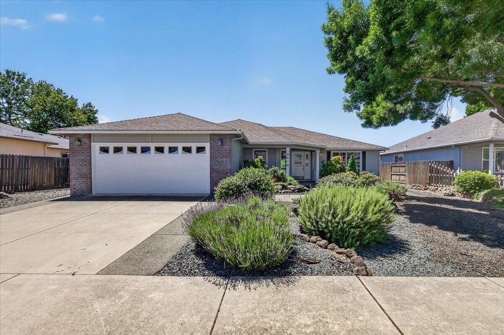 2618 Rabun Way, Central Point, OR 97502
