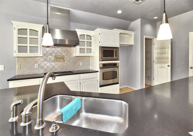 12325 Longhorn Circle, Glenpool, OK 74066