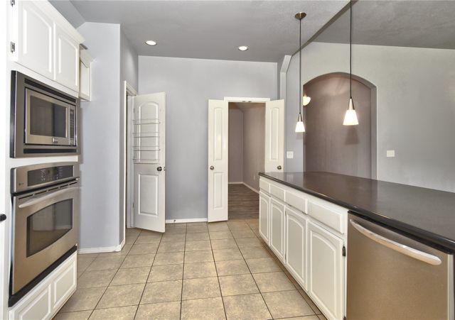 12325 Longhorn Circle, Glenpool, OK 74066