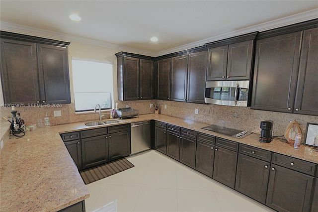 8925 NW 99th Avenue, Doral, FL 33178