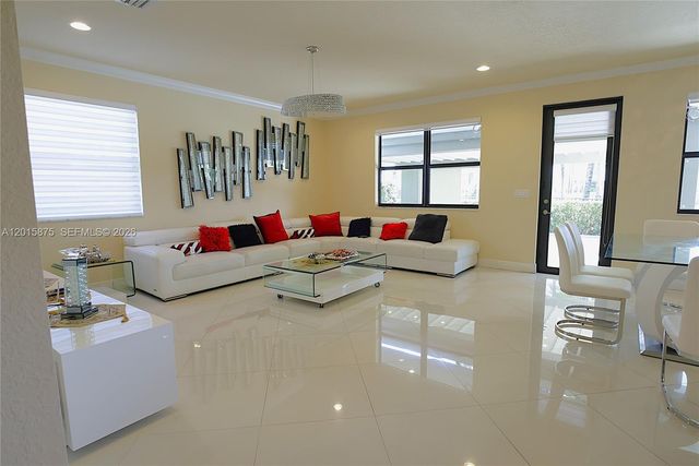 8925 NW 99th Avenue, Doral, FL 33178