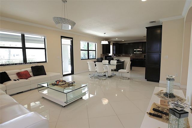 8925 NW 99th Avenue, Doral, FL 33178