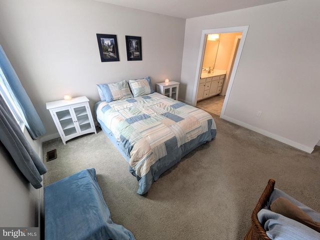 4220 CYPRESS LN, Whitehall, PA 18052