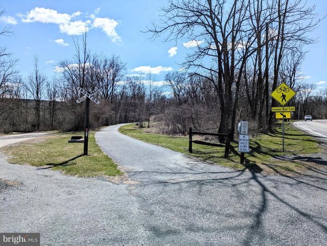 4220 CYPRESS LN, Whitehall, PA 18052