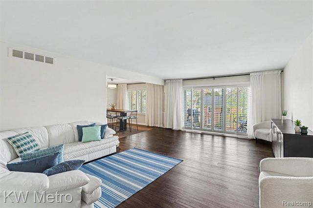 2471 Mulberry Square 15, Bloomfield Hills, MI 48302