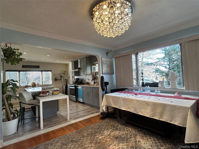 17 Molyneaux Road, Valley Stream, NY 11580