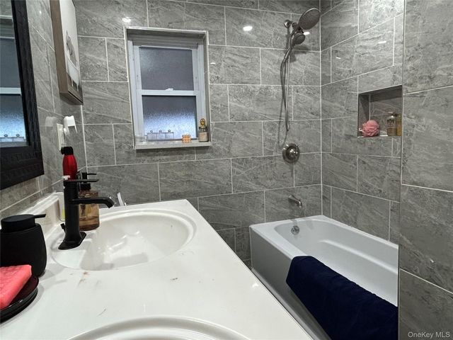 17 Molyneaux Road, Valley Stream, NY 11580