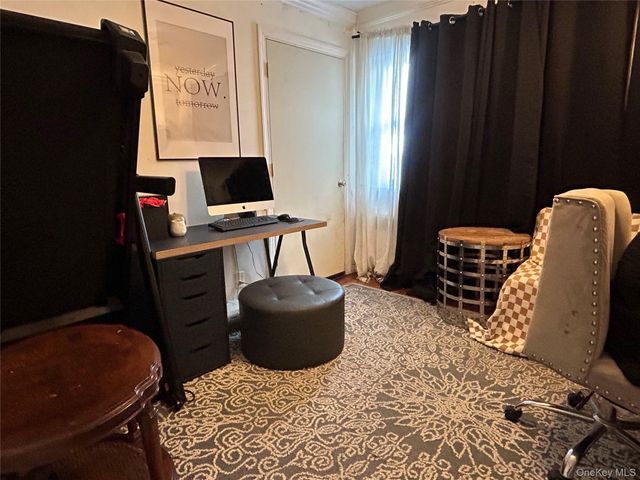 17 Molyneaux Road, Valley Stream, NY 11580