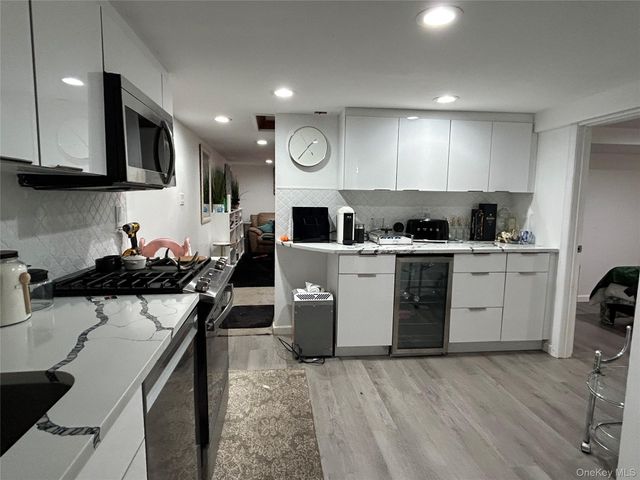 17 Molyneaux Road, Valley Stream, NY 11580