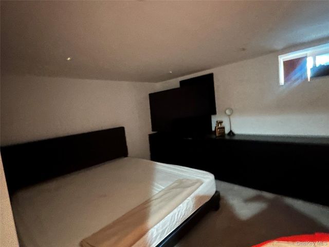 17 Molyneaux Road, Valley Stream, NY 11580