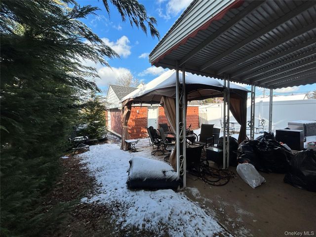 17 Molyneaux Road, Valley Stream, NY 11580