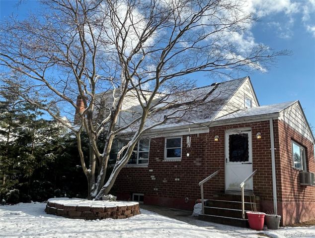 17 Molyneaux Road, Valley Stream, NY 11580