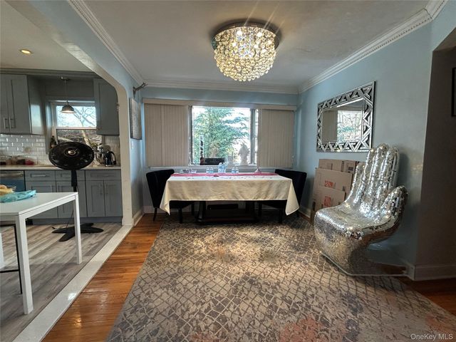 17 Molyneaux Road, Valley Stream, NY 11580