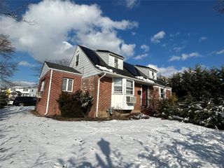 17 Molyneaux Road, Valley Stream, NY 11580