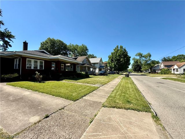 578 SE Oak Knoll Avenue SE, Warren, OH 44483