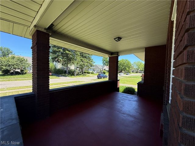 578 SE Oak Knoll Avenue SE, Warren, OH 44483