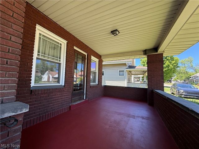 578 SE Oak Knoll Avenue SE, Warren, OH 44483
