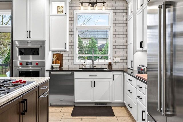 325 E STRATFORD LANE, Appleton, WI 54913