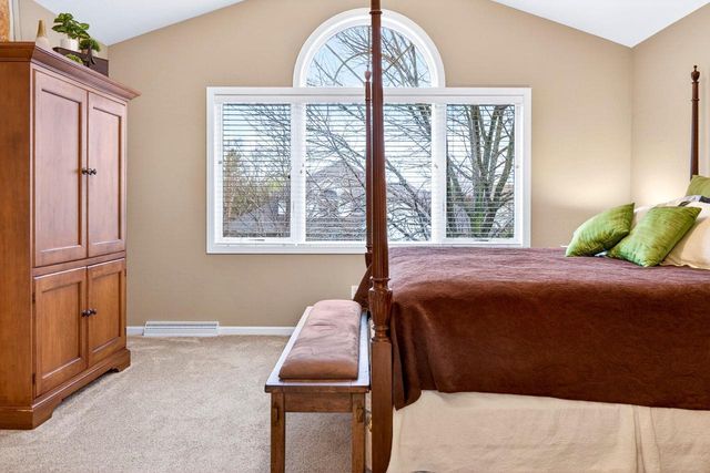 325 E STRATFORD LANE, Appleton, WI 54913