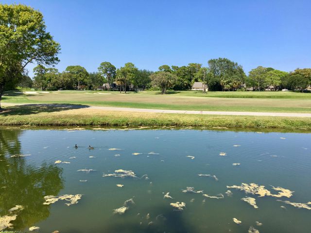 107 Resort Lane, Palm Beach Gardens, FL 33418