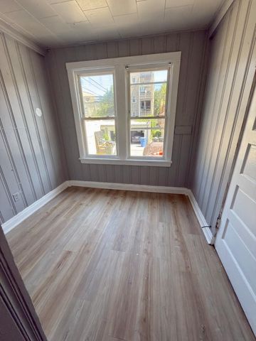 6215 N Washtenaw Avenue, Chicago, IL 60659