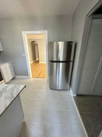 6215 N Washtenaw Avenue, Chicago, IL 60659