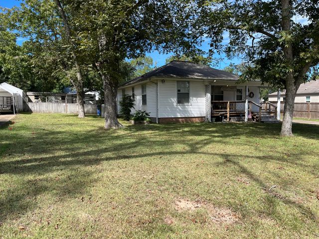 802 Dennis Ave, Leesville, LA 71446