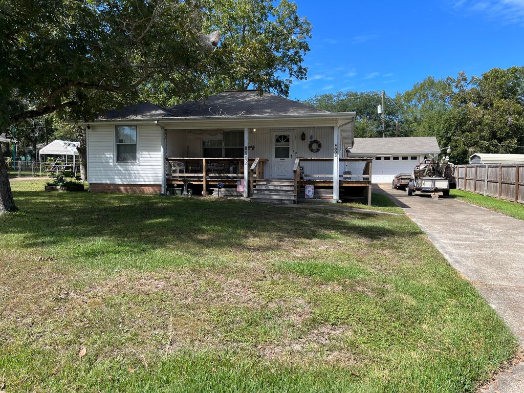 802 Dennis Ave, Leesville, LA 71446
