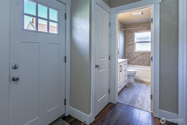 913 E McKinley Road, Tacoma, WA 98404