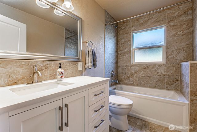 913 E McKinley Road, Tacoma, WA 98404