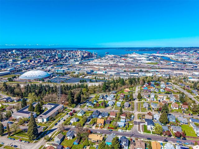 913 E McKinley Road, Tacoma, WA 98404