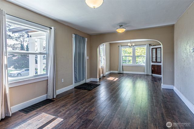 913 E McKinley Road, Tacoma, WA 98404