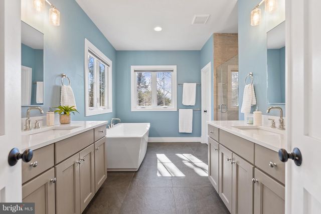 8633 FORT HUNT RD, Alexandria, VA 22308