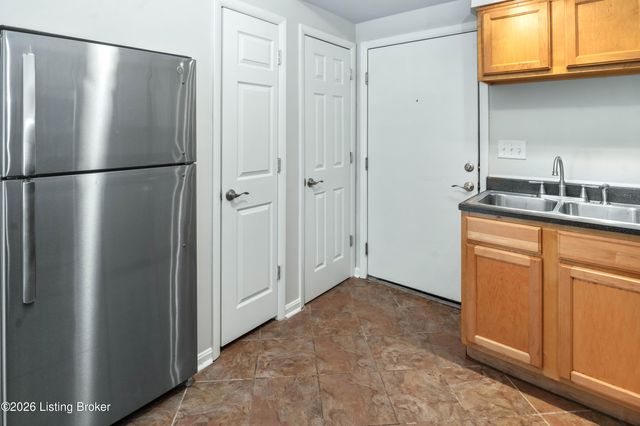 2745 Grinstead Dr APT 109, Louisville, KY 40206