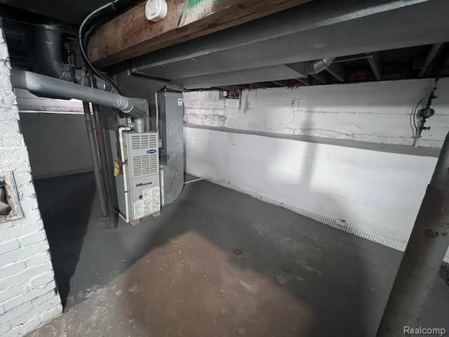 33 E Yale Avenue, Pontiac, MI 48340