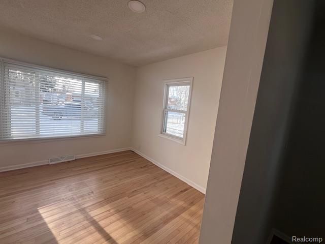 33 E Yale Avenue, Pontiac, MI 48340