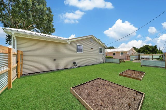 1800 Alvy Drive, La Porte, TX 77571