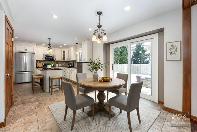 515 Cimarron Drive W, Aurora, IL 60504