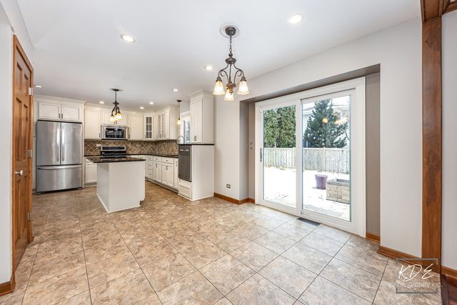 515 Cimarron Drive W, Aurora, IL 60504