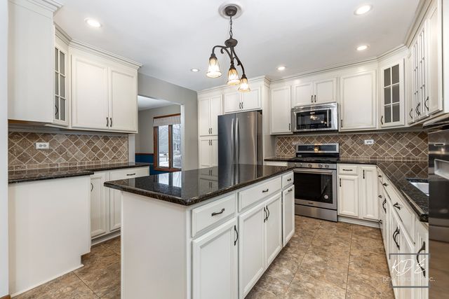 515 Cimarron Drive W, Aurora, IL 60504