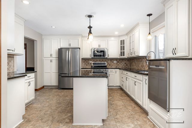 515 Cimarron Drive W, Aurora, IL 60504