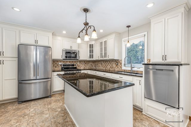 515 Cimarron Drive W, Aurora, IL 60504